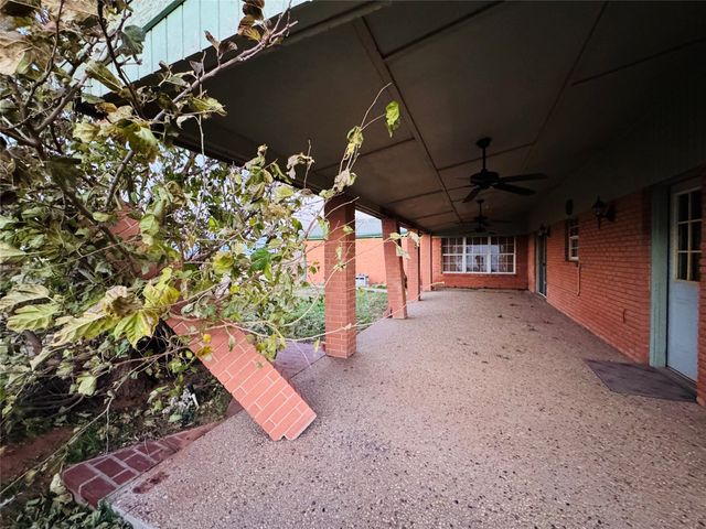 1111 E Sammy Baugh Avenue, Rotan, TX 79546