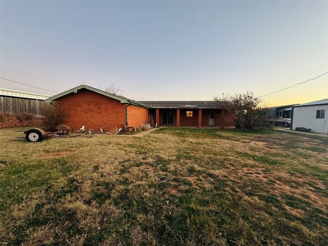 1111 E Sammy Baugh Avenue, Rotan, TX 79546