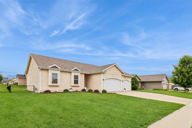 1716 NW Gabus Drive, Grimes, IA 50111