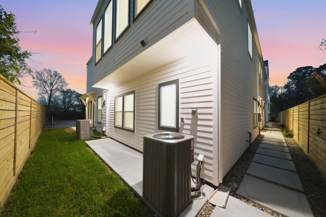328 Janisch D, Houston, TX 77018