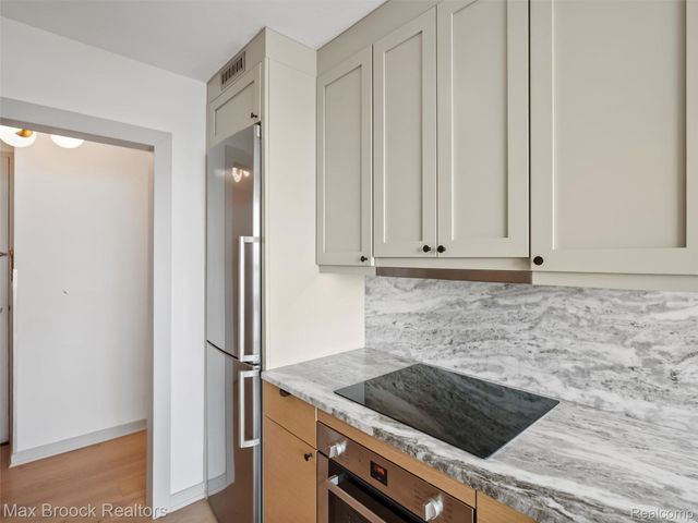 8900 E Jefferson Avenue Avenue 620, Detroit, MI 48214