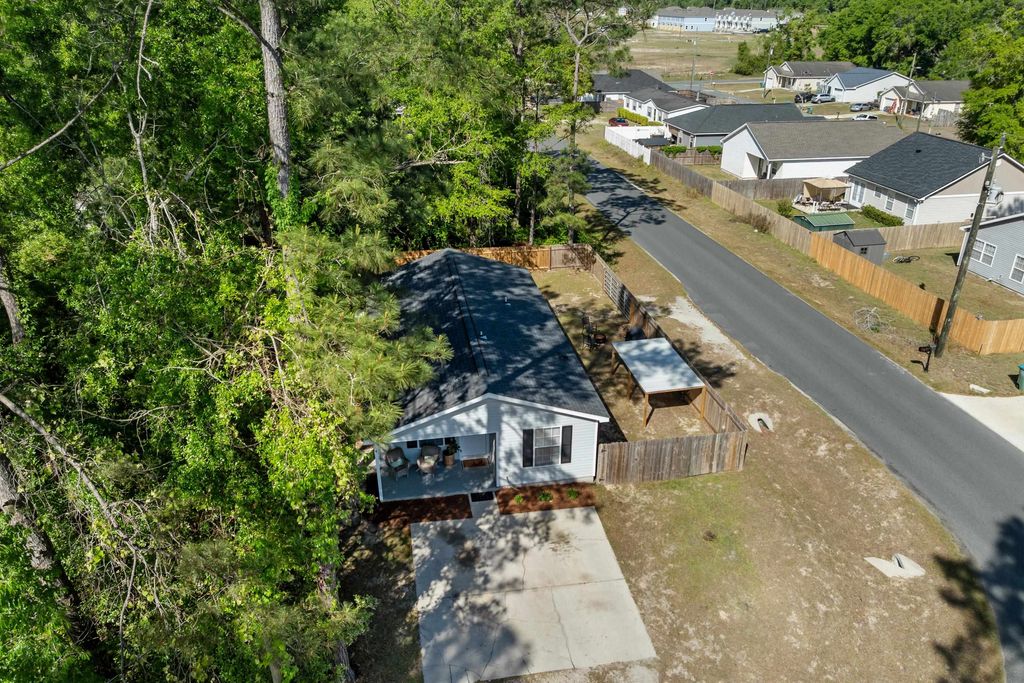 Image 33 of property listing at 4 Ted Lott Lane, Crawfordville, FL 32327