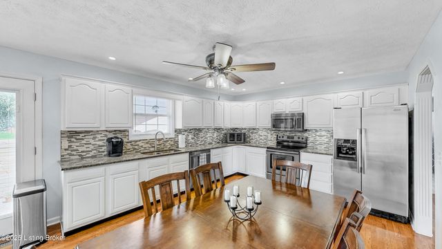 234 Cedar Place Dr, Shepherdsville, KY 40165