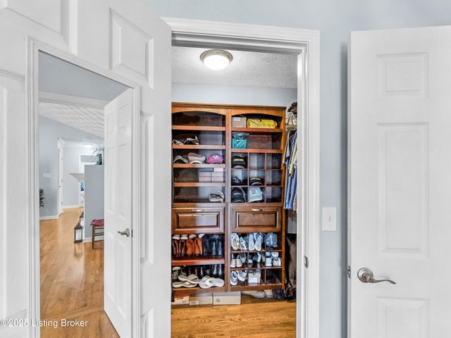 234 Cedar Place Dr, Shepherdsville, KY 40165