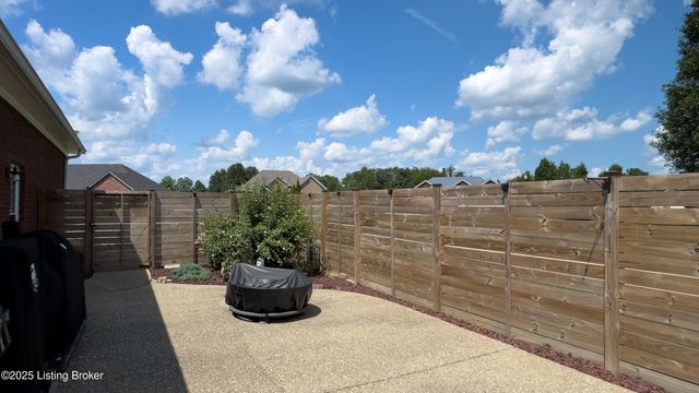 234 Cedar Place Dr, Shepherdsville, KY 40165