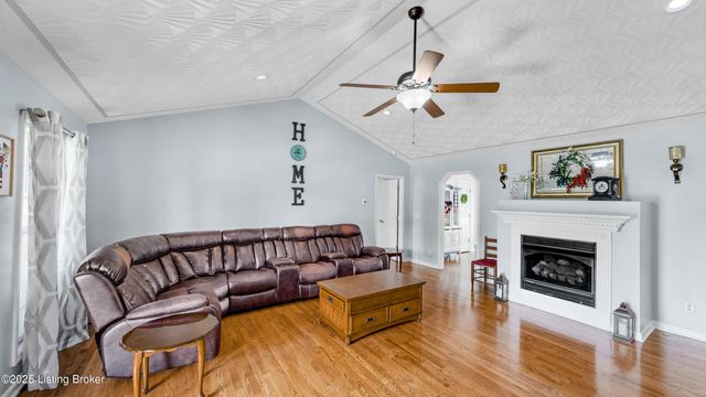 234 Cedar Place Dr, Shepherdsville, KY 40165