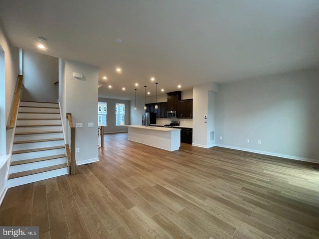 1756 AUTUMN MAPLE LEAF DR, Dumfries, VA 22026