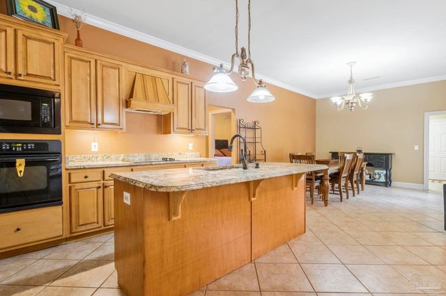 5700 Hunters Oak Trl, Milton, FL 32570