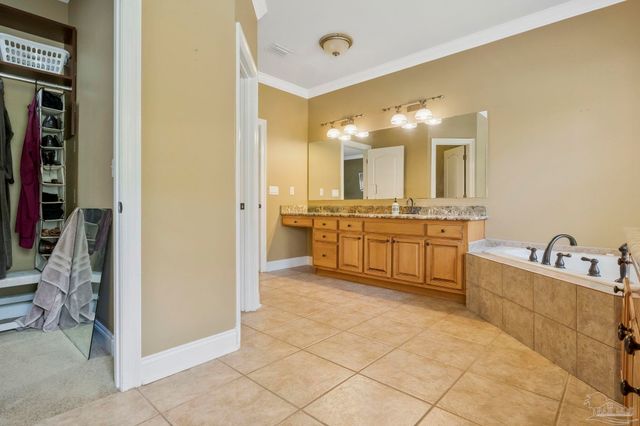5700 Hunters Oak Trl, Milton, FL 32570