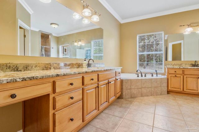 5700 Hunters Oak Trl, Milton, FL 32570