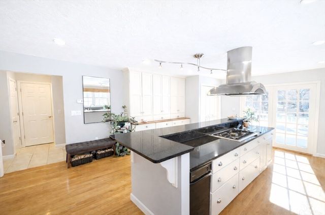 6 Adams Court 6, Hingham, MA 02043