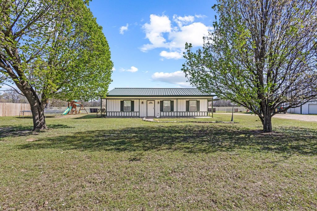 521 County Road 15100, Blossom, TX 75416