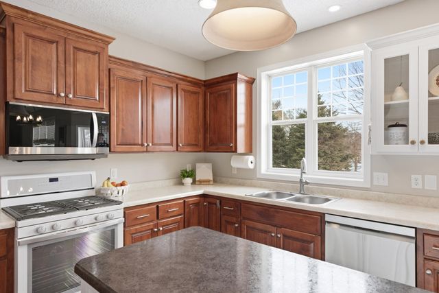 10512 Florida Avenue N, Brooklyn Park, MN 55445