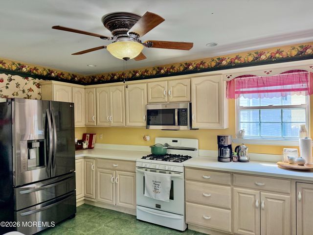 48 Messenger Court, Toms River, NJ 08753