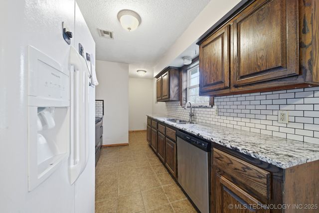 17200 S 255 Road, Okmulgee, OK 74447