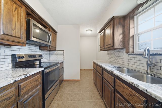 17200 S 255 Road, Okmulgee, OK 74447