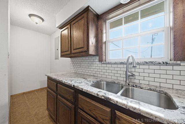 17200 S 255 Road, Okmulgee, OK 74447