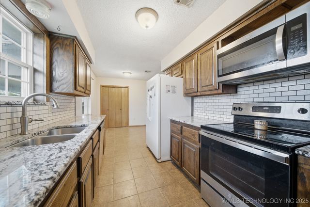 17200 S 255 Road, Okmulgee, OK 74447