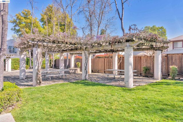 282 Del Valle Ct, Pleasanton, CA 94566