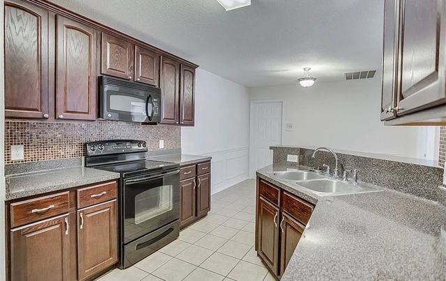 6414 Valleybrooke Court, Arlington, TX 76001