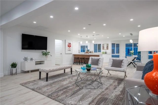 1657 S Sunrise Way, Palm Springs, CA 92264