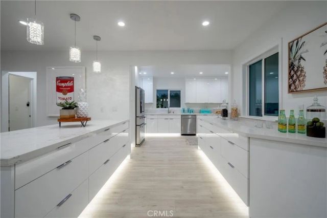1657 S Sunrise Way, Palm Springs, CA 92264