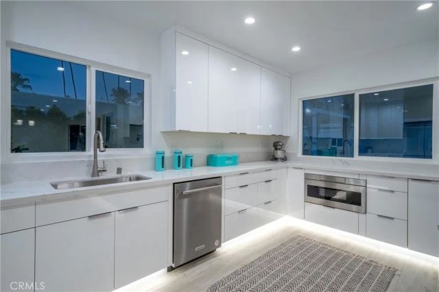 1657 S Sunrise Way, Palm Springs, CA 92264