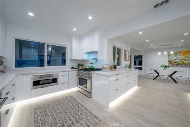 1657 S Sunrise Way, Palm Springs, CA 92264