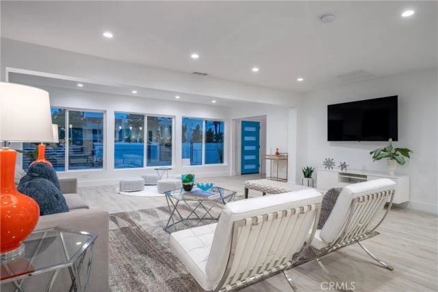 1657 S Sunrise Way, Palm Springs, CA 92264