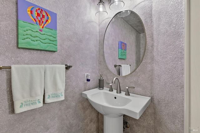 8050 Leno Dr, Windsor, CA 95492