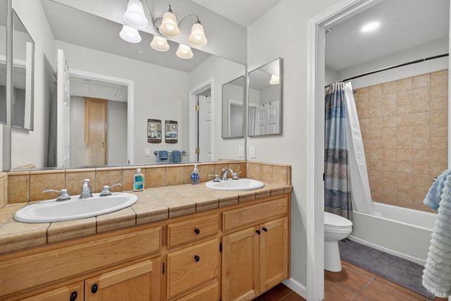 8050 Leno Dr, Windsor, CA 95492