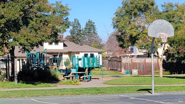 8050 Leno Dr, Windsor, CA 95492