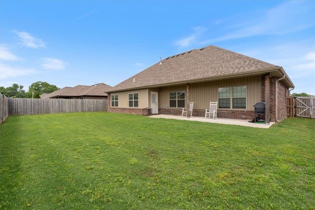 201 Pin Oak Street, Gentry, AR 72734