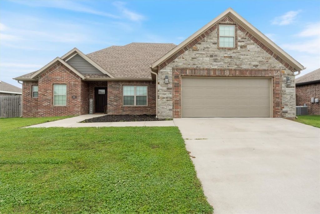 201 Pin Oak Street, Gentry, AR 72734