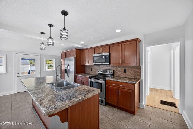 4915 Greenwood Rd, Louisville, KY 40258