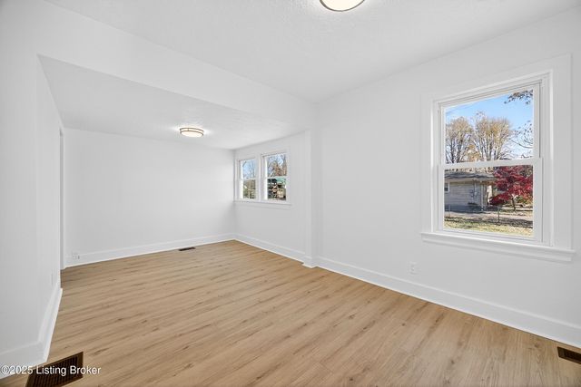 4915 Greenwood Rd, Louisville, KY 40258