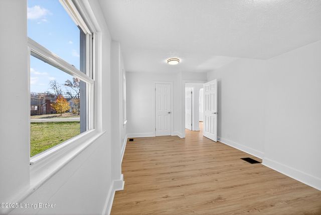 4915 Greenwood Rd, Louisville, KY 40258