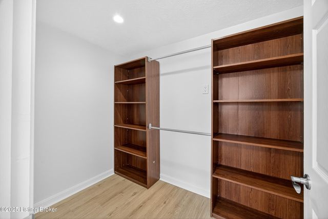 4915 Greenwood Rd, Louisville, KY 40258