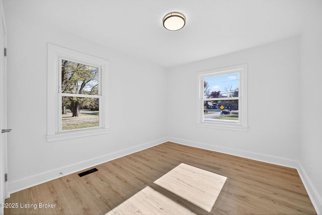 4915 Greenwood Rd, Louisville, KY 40258