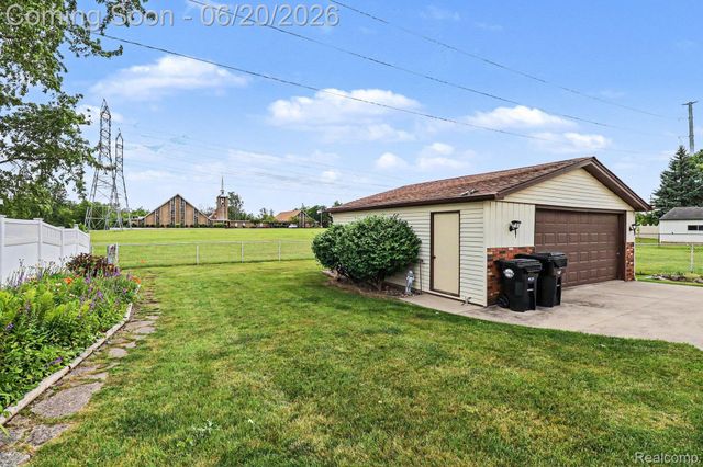 19055 Hyde Park Drive, Woodhaven, MI 48183