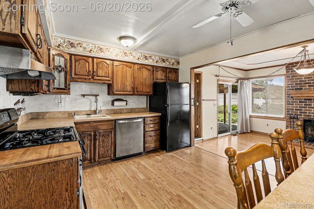 19055 Hyde Park Drive, Woodhaven, MI 48183