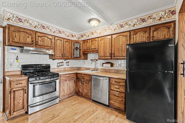 19055 Hyde Park Drive, Woodhaven, MI 48183