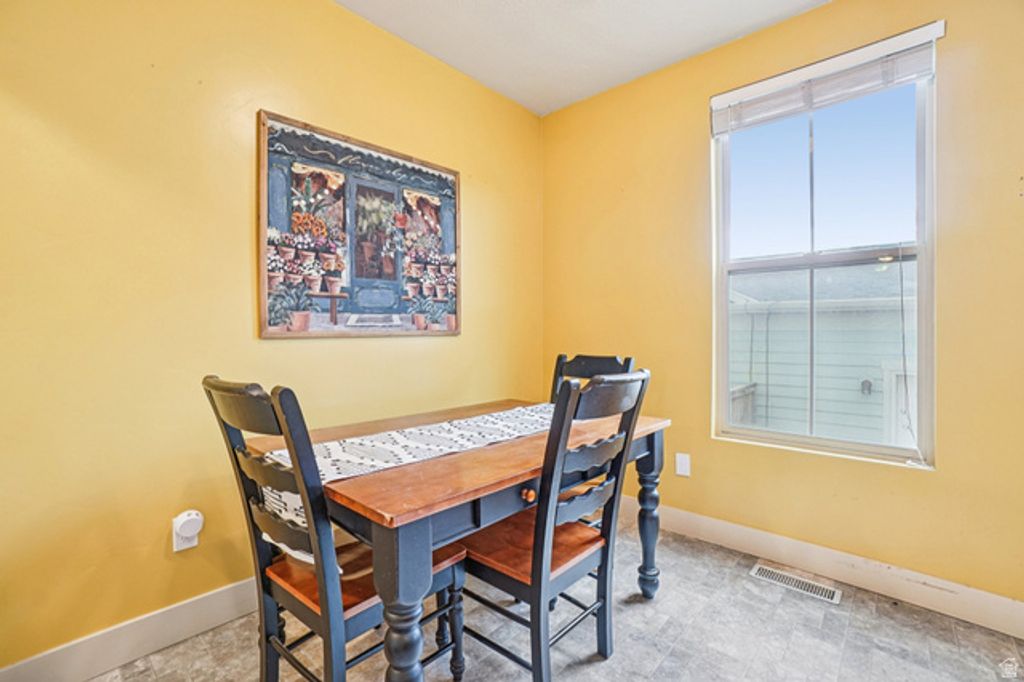 Image 11 of property listing at 10693 S TOPVIEW RD, South Jordan, UT 84095