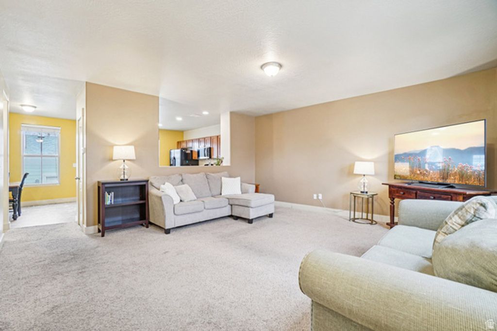 Image 4 of property listing at 10693 S TOPVIEW RD, South Jordan, UT 84095