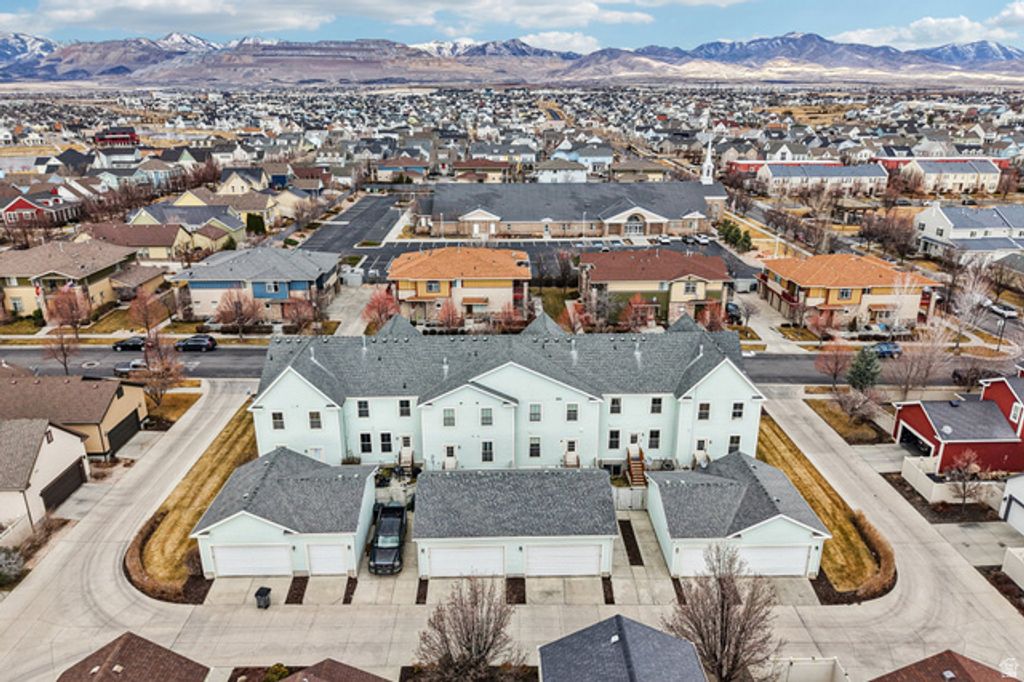 Image 33 of property listing at 10693 S TOPVIEW RD, South Jordan, UT 84095
