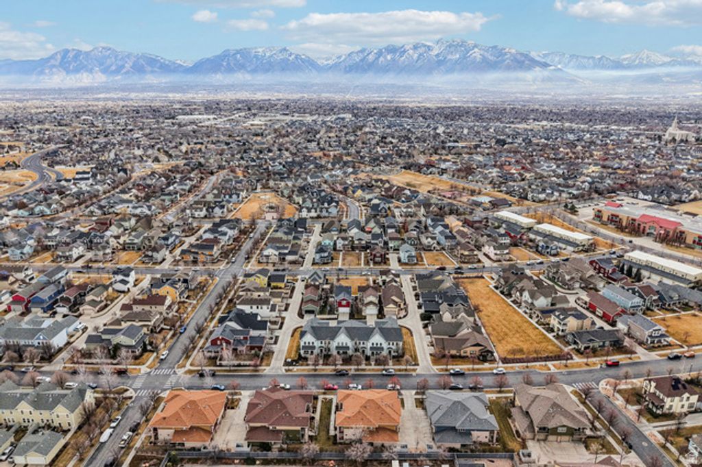 Image 35 of property listing at 10693 S TOPVIEW RD, South Jordan, UT 84095