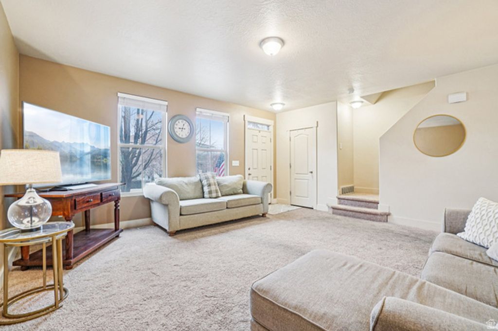 Image 5 of property listing at 10693 S TOPVIEW RD, South Jordan, UT 84095