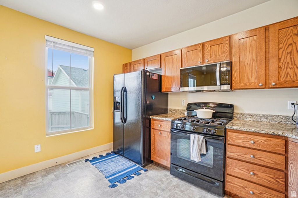 Image 9 of property listing at 10693 S TOPVIEW RD, South Jordan, UT 84095