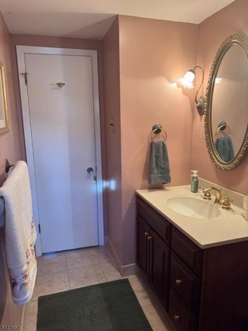 2 Peach Tree Ct, Parsippany-troy Hills Twp., NJ 07054