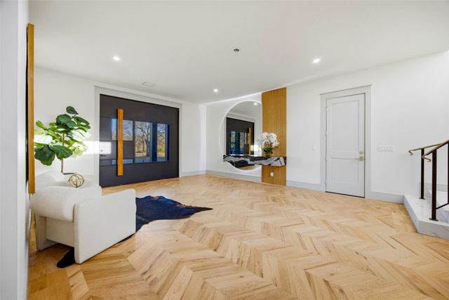 1000 W Wintergreen Road, Desoto, TX 75115